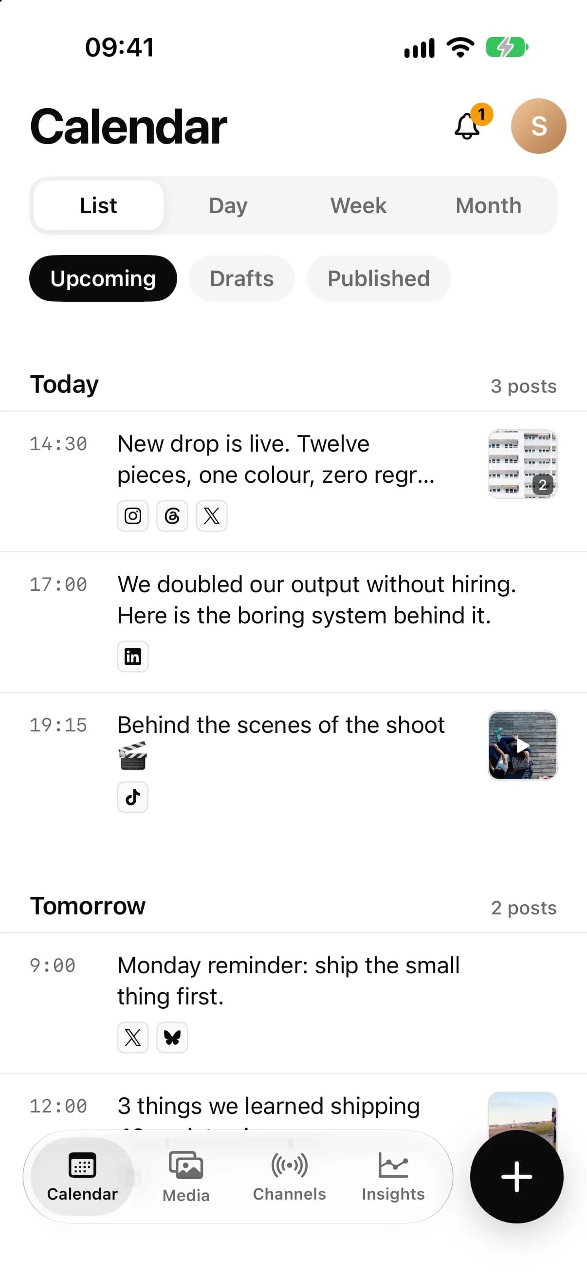 The Calendar of the Postemi iPhone app in list view: the upcoming posts for today and tomorrow, with their times, channels and images.